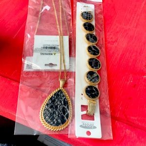 Necklace and bracelet set